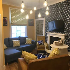 Appartamento Central City Pad One Bedroom Plus Double Sofabed, Bath